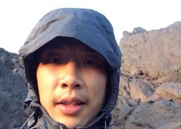 陕西省宝鸡市28岁男子登上印尼默拉皮火山顶部