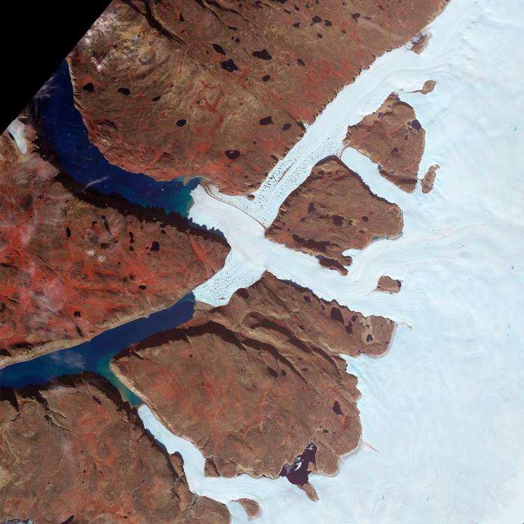 美国宇航局公布位于格陵兰岛的莱迪冰川(Leidy Glacier)的太空俯瞰图