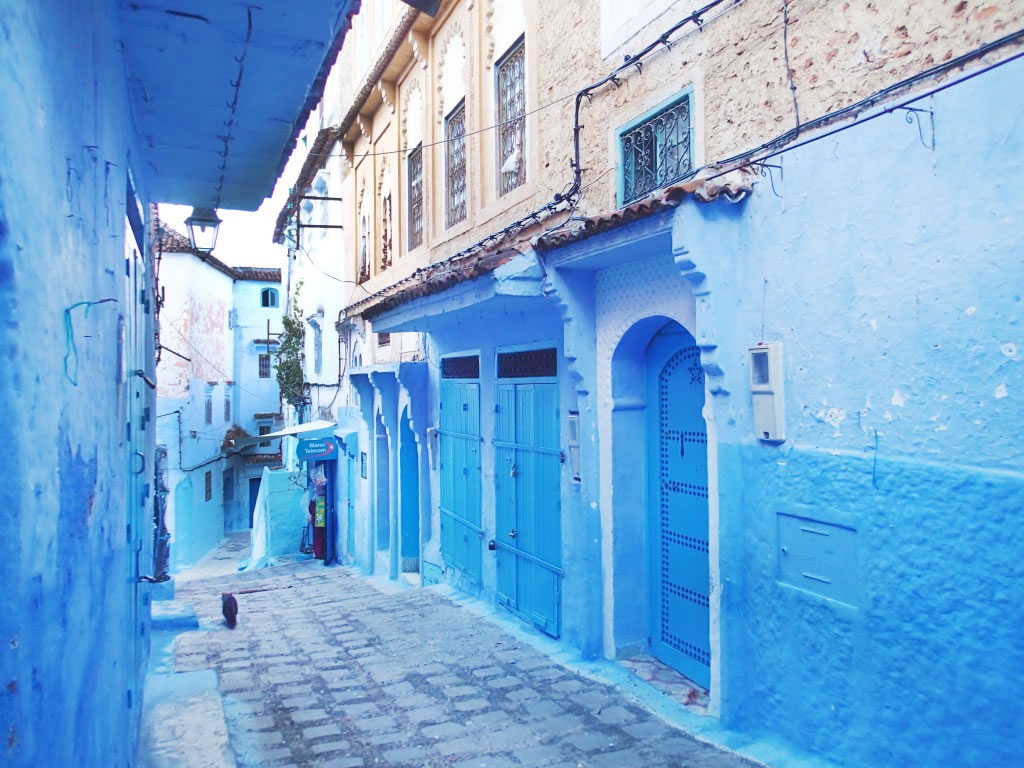 来到摩洛哥东北部的山城萧安，位于海拔约610公尺的丽芙山区，蓝白油漆而成的矮房藏身在蜿蜒崎岖的小巷中，若没发现门窗是伊斯兰式半圆的这个细节，可能会有身处地中海小