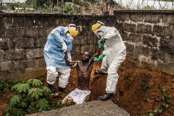 获奖的国家地理摄影师包括彼得‧穆勒（Peter Muller），他获得一般新闻类组照首奖，得奖作品记录狮子山的伊波拉疫情危机。
