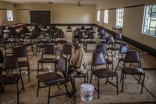 大约12岁的Molai Kamara感染伊波拉后复原，但仍有溃疡，行走也有困难。他的家人全都死于伊波拉。他在出院典礼后独自一人坐在狮子山的黑斯汀治疗中心。 （P