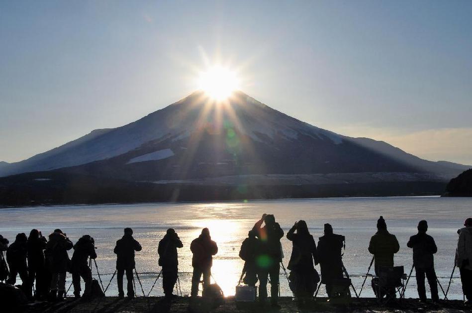 日本山梨县山中湖村湖畔惊现“钻石富士”奇景