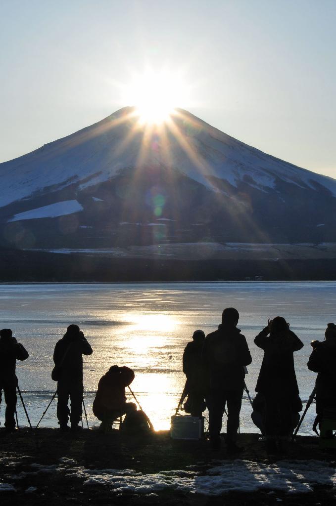 日本山梨县山中湖村湖畔惊现“钻石富士”奇景