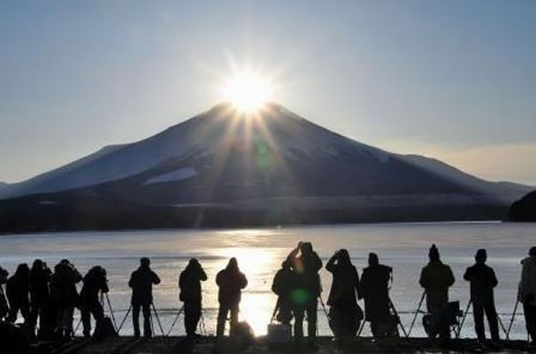 下午4点半的太阳正好经过富士山顶，看起来就像一颗耀眼的钻石。