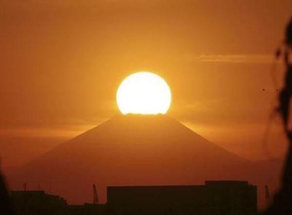 下午5点从东京都方向拍到的「钻石富士」已经不那么耀眼，看起来更像一颗大蛋黄。