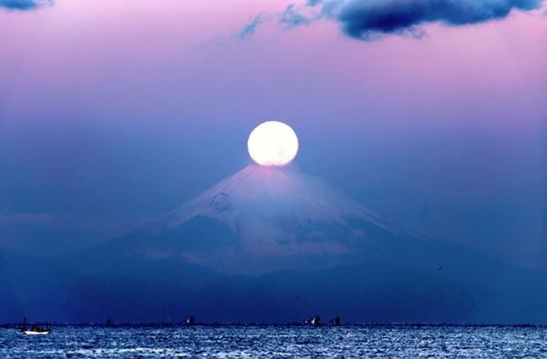 从馆山市海岸边拍到的「珍珠富士」，有种宁静之美。