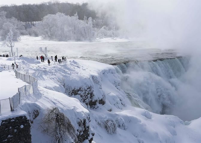 尼亚加拉大瀑布也披上厚重白雪，部分更已结冰。