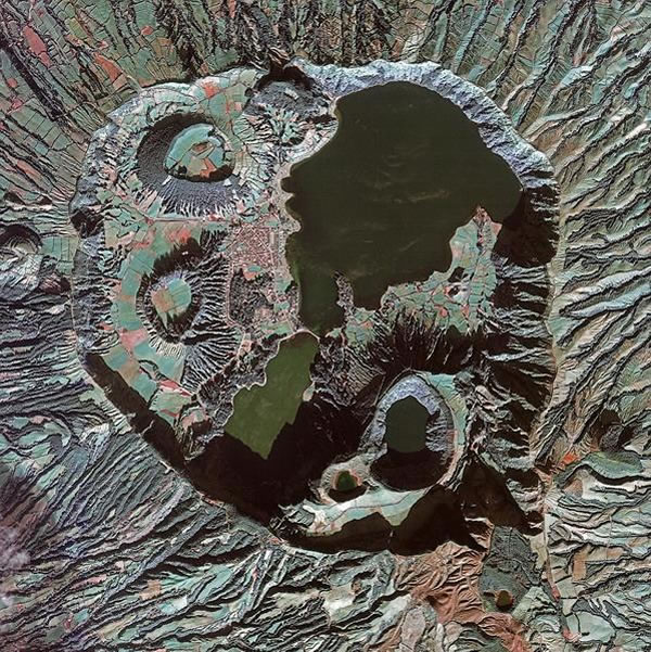 这是2014年12月6日西班牙“戴莫斯-2号”卫星拍摄的亚速尔群岛一个火山综合体，图中可看到两个颜色不一样的湖泊，一个蓝色，一个绿色，被称为“眼泪湖泊”。