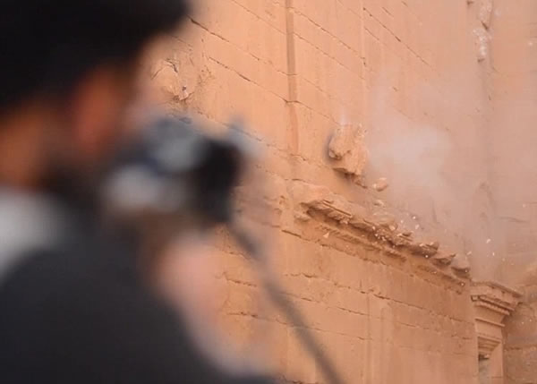 IS分子以AK-47扫射古城外墙。