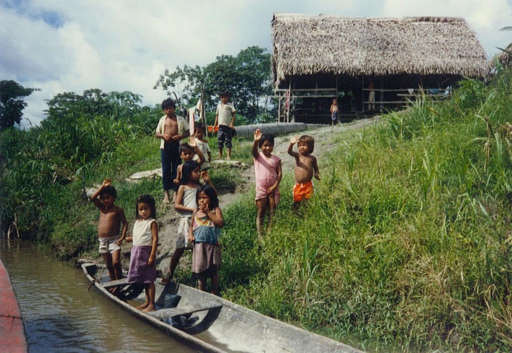 波戴尔在1987年时租了一个运货用的独木舟，沿着亚马逊河而下。他在一条支流畔的这座村庄停留，距离秘鲁的伊基多斯大约160公里。 PHOTOGRAPH BY AL