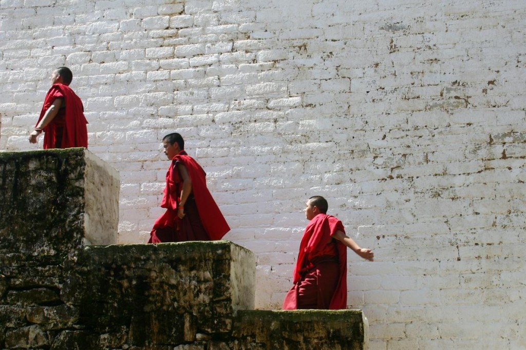 不丹，2010年，僧侣在宗教仪式后返回居所。 PHOTOGRAPH BY ALBERT PODELL