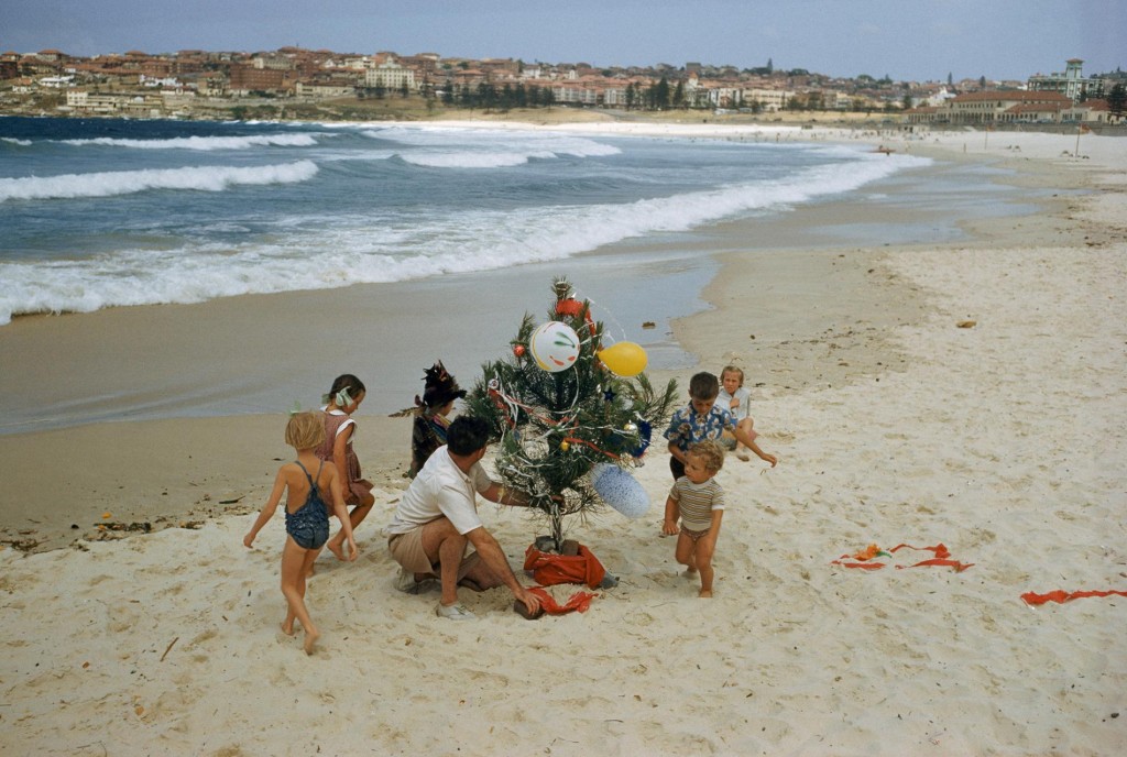 一家人在澳洲雪梨的朋迪海滩装饰耶诞树。这张照片刊登于1956年的一期《国家地理》杂志。（Photograph by Howell Walker, Nationa