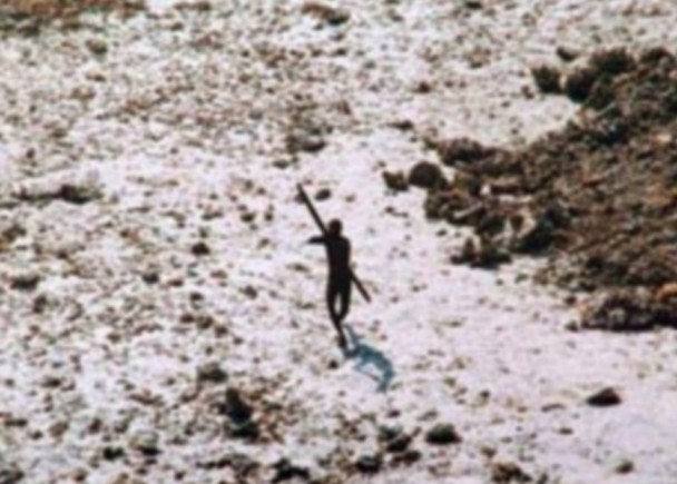 04年海啸后，曾有人乘直升机到岛上巡视，却被一名森蒂纳尔人射箭“回礼”。