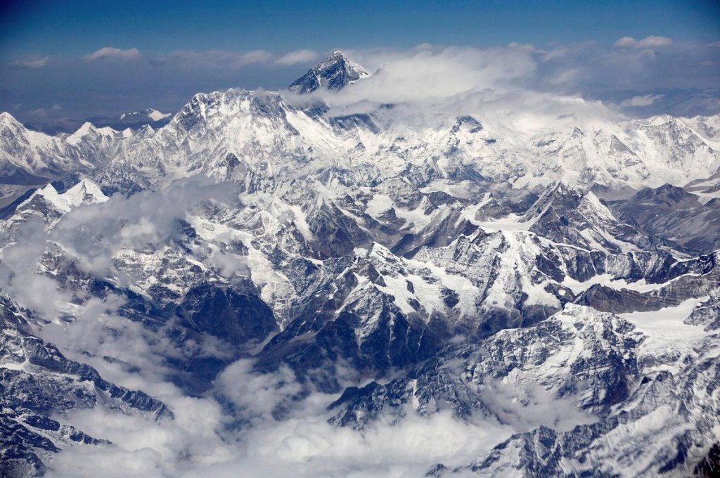 科学家断定在尼泊尔大地震后，圣母峰高度维持不变，但是它的位置产生了些微移动。 Photograph by Adeel Halim/Bloomberg via G