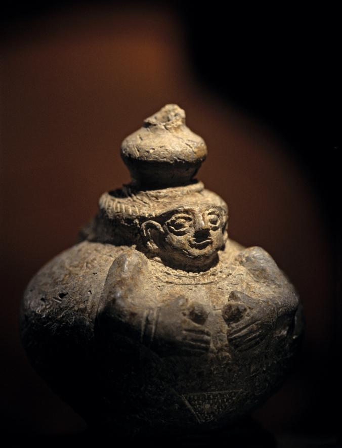 这座特别的雕像出土于乌尔克什，年代约在公元前2400年，上面所雕的可能是胡利安诸神灵中的一个冥界之灵。 Photograph by Kenneth Garret