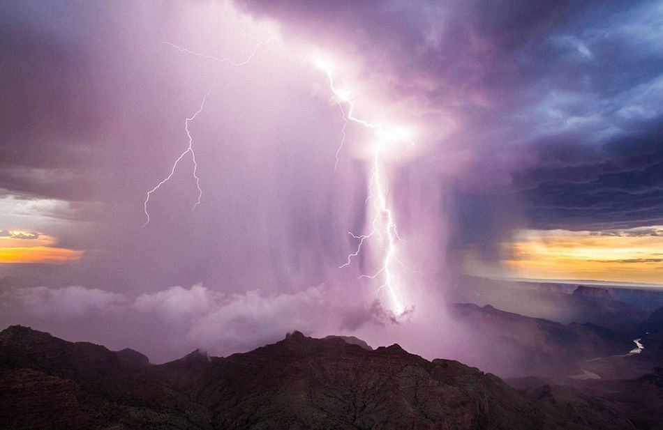 美国摄像师在科罗拉多大峡谷拍摄的风暴来临前乌云聚集壮美图片
