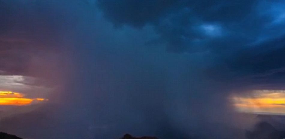 美国摄像师在科罗拉多大峡谷拍摄的风暴来临前乌云聚集壮美图片