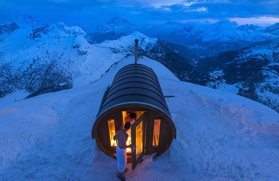 在意大利阿尔卑斯山东部的多洛米蒂山(Dolomites)海拔2800多米高的山顶，有一个桑拿房。