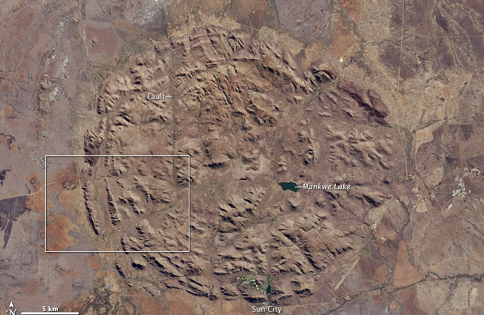 美国航空航天局(NASA)卫星图像显示， 位于南非北部的比林斯堡自然公园的火山岩几乎呈正圆形。