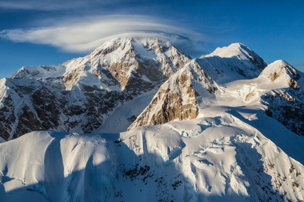 数十年来，阿拉斯加人一直敦促联邦政府，将麦金利山改名为迪纳利山。 Photograph by Aaron Huey, National Geographic