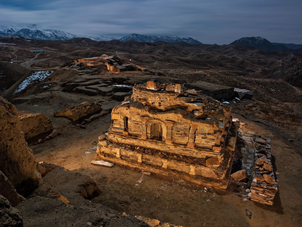 角度的错觉，让阿富汗艾娜克遗址一座2.4公尺高的石龛看起来比实际大了许多。考古学家至今只发掘出这处范围广大的佛教建筑群的一小部分，这片建筑群的历史可追溯至公元3