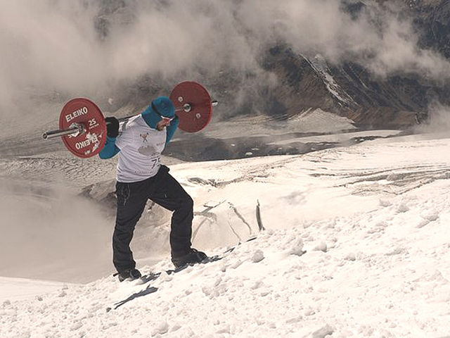 俄罗斯举重运动员扛75公斤重杠铃成功徒步登上海拔5642米欧洲最高峰厄尔布鲁士山