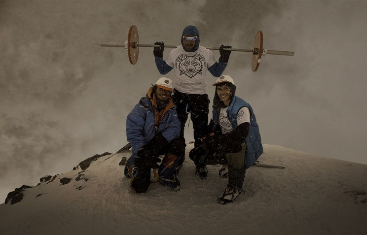 俄罗斯举重运动员扛75公斤重杠铃成功徒步登上海拔5642米欧洲最高峰厄尔布鲁士山