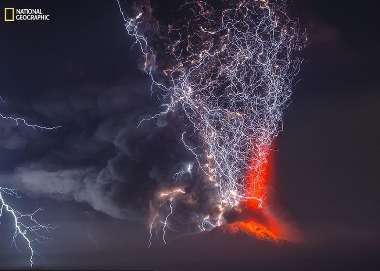 智利摄影师内格罗里（Francisco Negroni）的震撼作品，拍摄到智利卡尔布科火山爆发，刚巧遇到雷殛的一刻。
