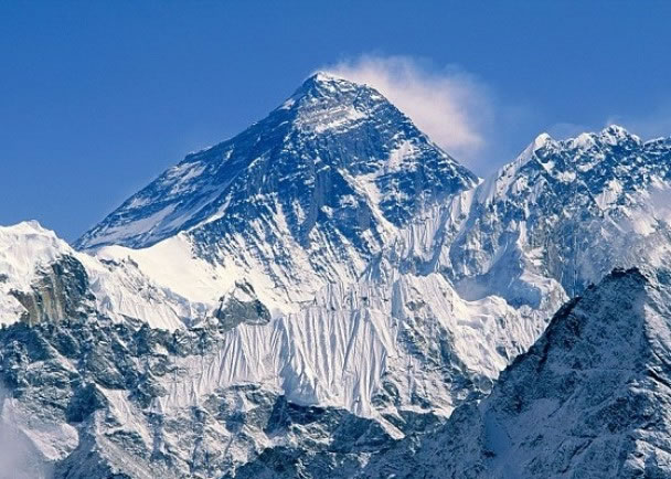 尼泊尔政府建议禁止严重伤残人士及长者攀登珠穆朗玛峰（图）。