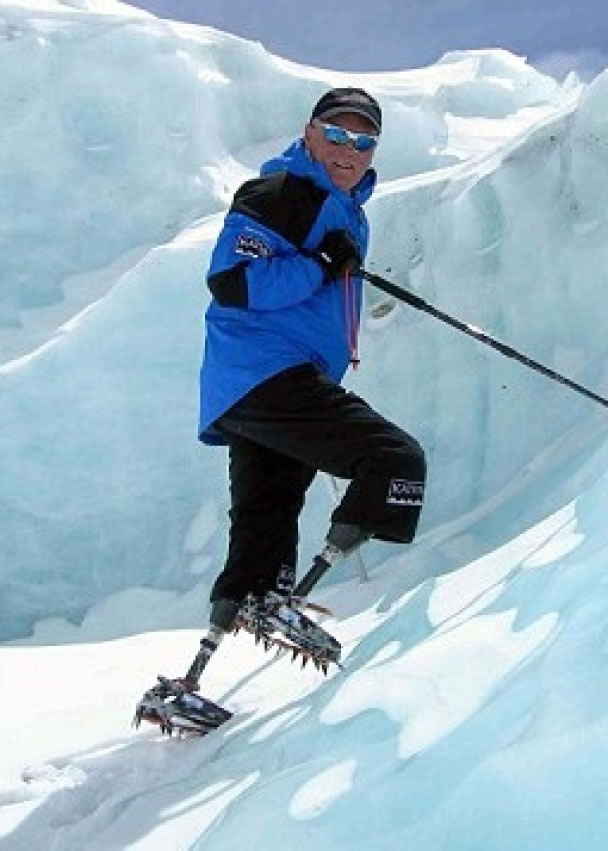 失去双腿的新西兰攀山者英格利斯（图）曾成功登上珠峰。