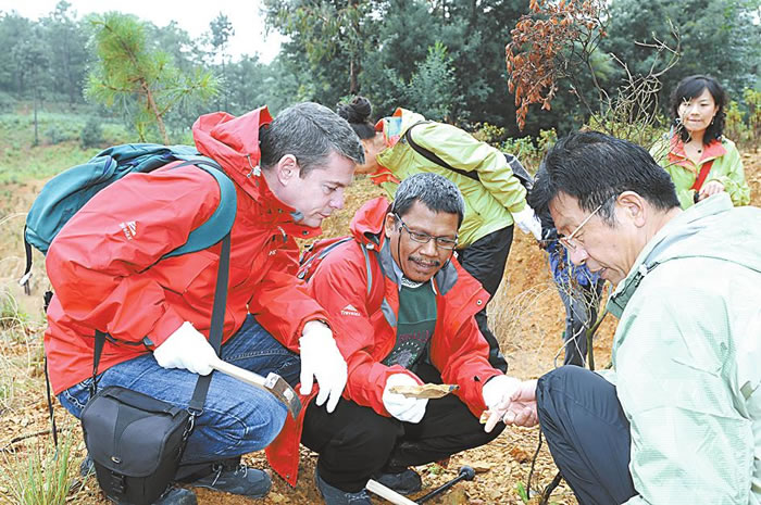 2011年9月24日，世界自然保护联盟专家实地考察澄江化石地。