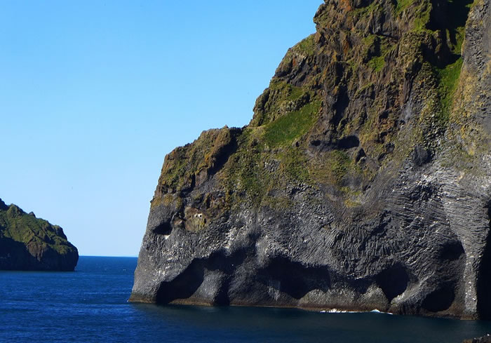 冰岛韦斯特曼纳火山群岛中最大的赫马岛岸边：巨大“大象”趴在蔚蓝海里喝水