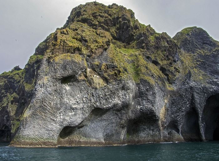 冰岛韦斯特曼纳火山群岛中最大的赫马岛岸边：巨大“大象”趴在蔚蓝海里喝水
