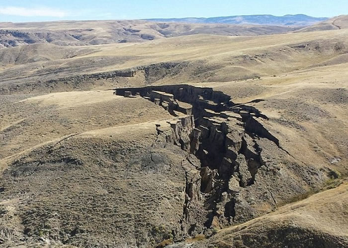 比格霍恩山出现了一条巨型裂缝
