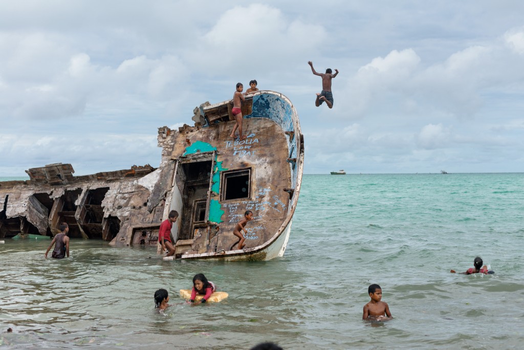 一艘渔船的残骸成为塔拉瓦少年的跳水台，这些年轻人在海里和海上长大，也永远在可以看到和听到海的地方。随着海洋暖化、上升和酸化威胁到他们岛屿家园上的生活，这个世代以