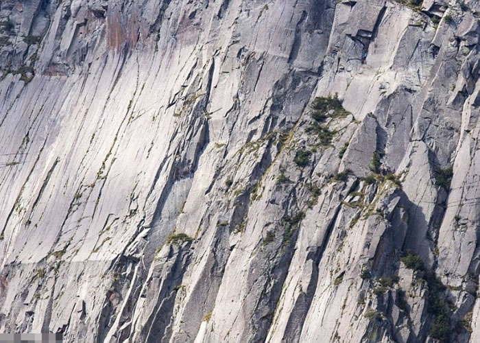 皮萨诺拍下的这张峭壁照片隐藏着4名攀山勇者，你找得到吗？
