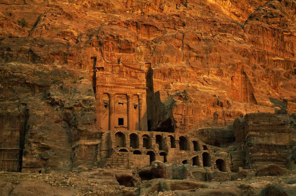 在玫瑰色石壁上凿建的约旦古城佩特拉，呈现希腊、埃及、罗马、叙利亚，还有北非各地文化和建筑的影响。炒短线的观光业、突发的大洪水、落石和侵蚀，在在威胁此地。 Pho
