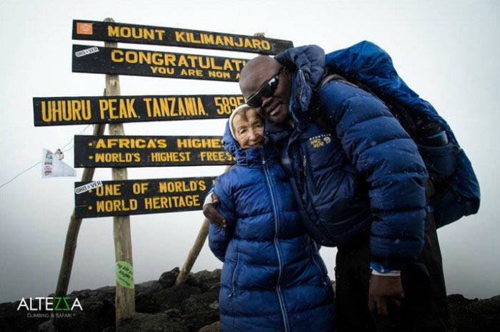 86岁俄罗斯老太Angela Vorobyeva成功登上非洲最高峰乞力马扎罗山