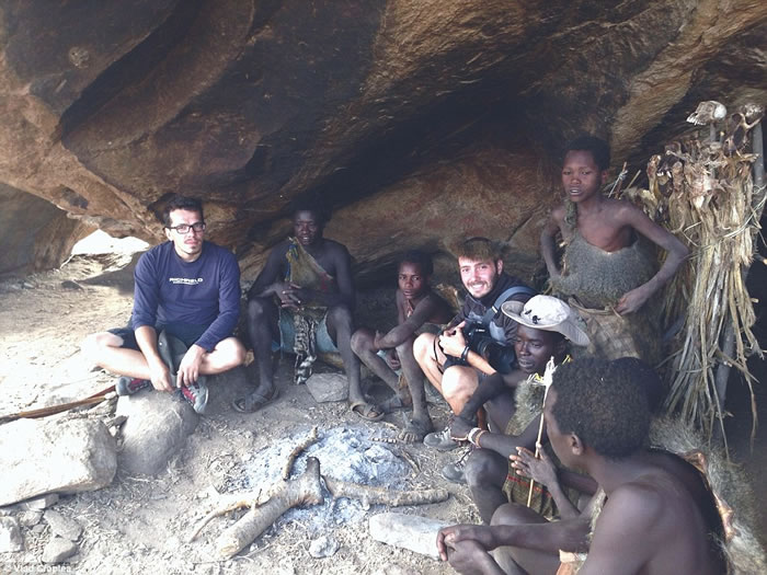 罗马尼亚摄影师Vlad Cioplea探访坦桑尼亚部落生活：吃猴肉吸大麻