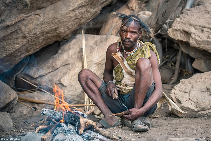 罗马尼亚摄影师Vlad Cioplea探访坦桑尼亚部落生活：吃猴肉吸大麻