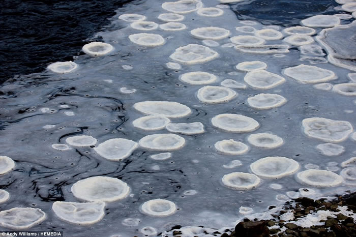 18日夜英国气温骤降至零下10摄氏度，在英国苏格兰高地的乌拉普尔河出现了只在北极和南极才有的 “冰雪薄饼”。