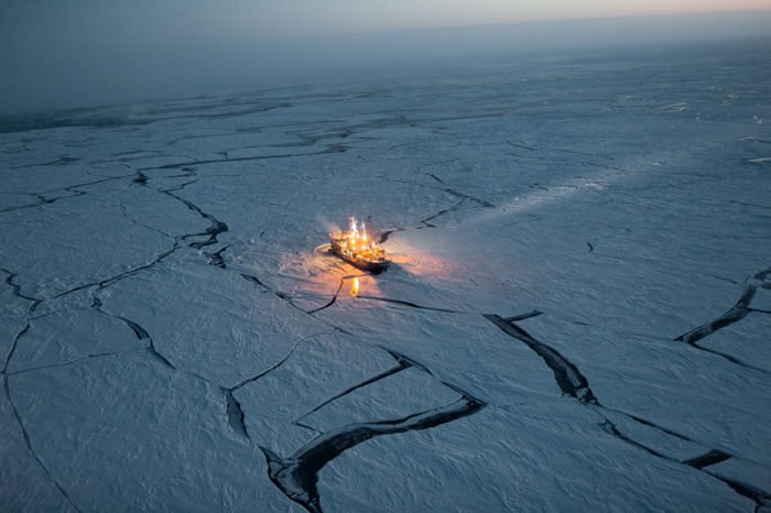 为了追踪海冰变化，挪威籍研究船长矛号于2015年随着海冰一起漂流五个月，完成了从北极冬季延续到春季的难得旅程。 2月底，天色暗示着太阳即将到来。 Photogr