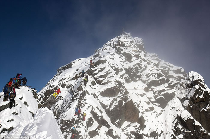 麦克称，这里是奥地利最高的山峰，也是我走过的最惊人的高空绳索。