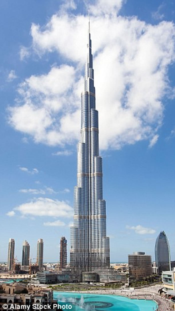 哈利法塔在迪拜，一直是世界上最高的人造结构，2009年建成。