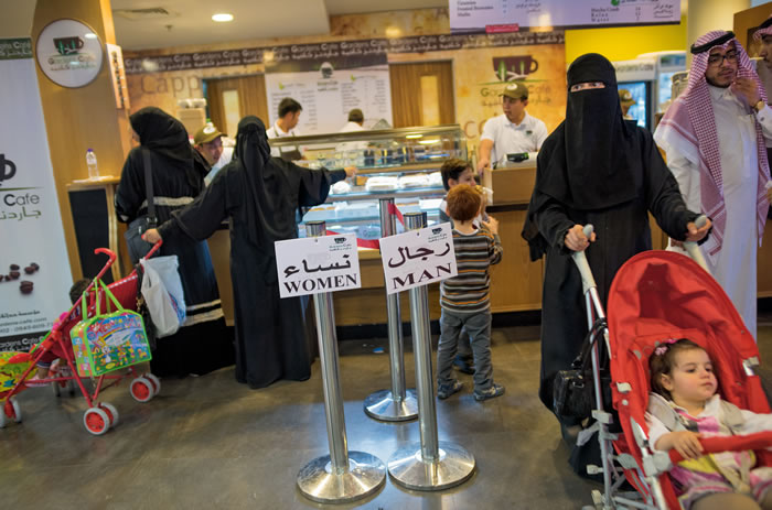 就像利雅德这间咖啡店一样，所有食品店都必须遵守沙特阿拉伯独特的法令：不管是排队、柜台结帐，还是用餐，都要男女分开，以隔开没有亲属关系的男女顾客，不过顾客有时会忽