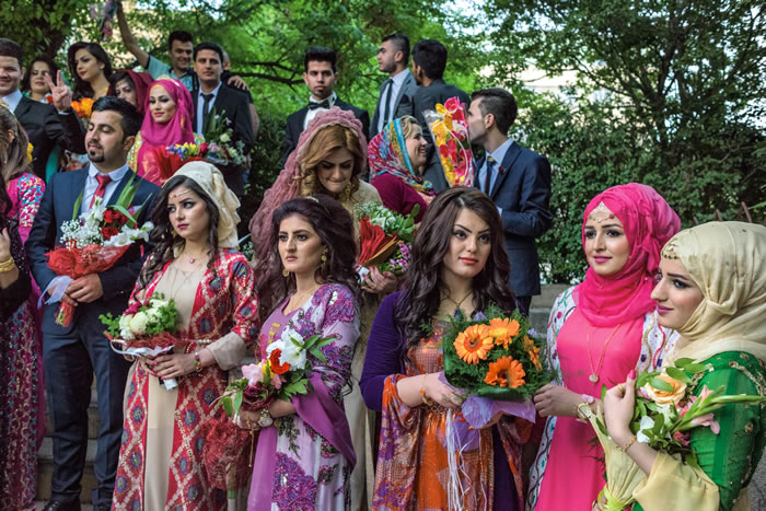 库尔德族年轻人有些穿着传统服装，有些着西服，参加苏莱曼尼亚大学毕业典礼。这个世代比前几个世代享受到更多自由。「我们可以用功读书，但战争却在这个时候发生，」一名学