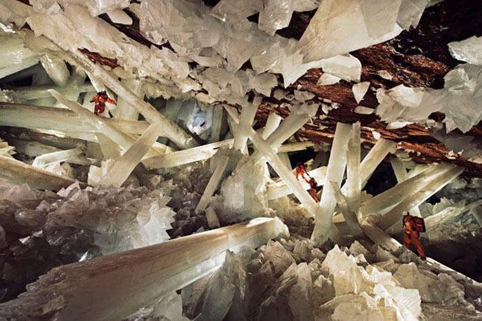 奈卡水晶洞藏在墨西哥奇瓦瓦沙漠（Chihuahuan Desert）地下深处，洞内巨大的透明石膏结晶柱，让探勘人员相形渺小。这些结晶历经数百万年才形成，是迄今地