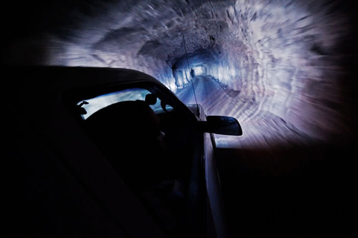 奈卡水晶洞位于地表下超过300公尺深处，研究人员坐车通过一段弯曲的矿坑通道，逐步下降前往洞口。 Photograph by Carsten Peter