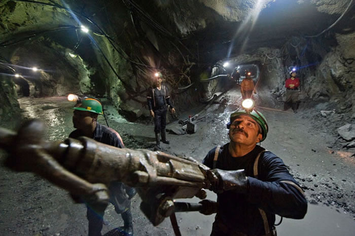 奈卡矿坑里的工人奋力凿开岩壁，以便架设电缆与各种管线。 2000年时两名矿工在挖矿时意外发现巨形结晶群，矿坑中其他几个坑道也发现较小的结晶。这座奈卡矿坑是墨西哥