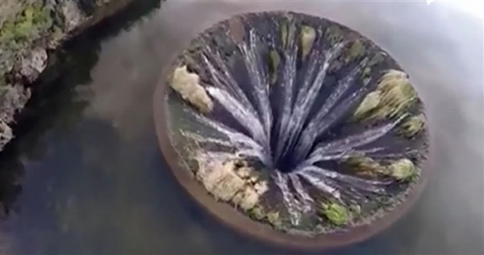 葡萄牙埃什特雷拉山自然公园湖上竟然出现一个“地球破洞”